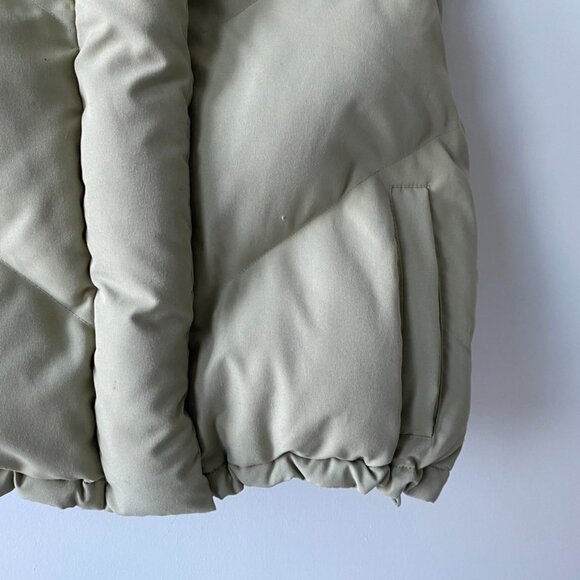 De Base Cropped Puffer Vest - Picture 7 of 10